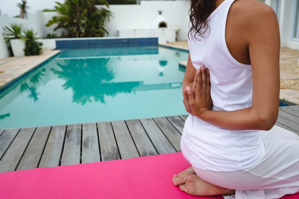 Primer Plano Mujer Realizando Yoga Cerca Piscina Patio Trasero —  Fotos de Stock
