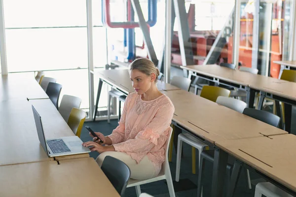 Sidoutsikt Över Vackra Unga Kaukasiska Kvinnliga Verkställande Använda Laptop Medan — Stockfoto