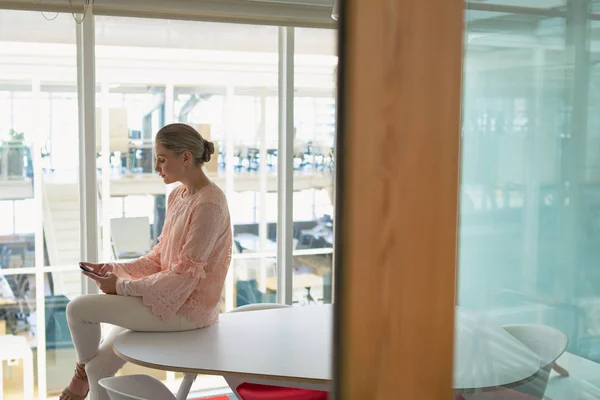 Sidoutsikt Över Mogna Kaukasiska Affärskvinna Använda Mobiltelefon Konferensrummet Modern Office — Stockfoto