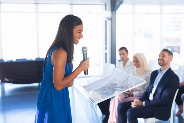 Seitenansicht Einer Rednerin Spricht Einem Business Seminar Bei Einem Konferenztreffen — Stockfoto