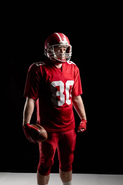 Jogador Futebol Americano Com Bola Rugby Capacete Contra Fundo Preto — Fotografia de Stock