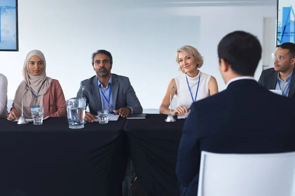 Framsidan Olika Affärsfolk Sitter Tillsammans Vid Bordet Business Seminar — Stockfoto