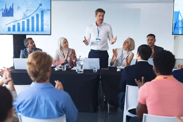 Front Bild Olika Affärsmän Applåderar Manliga Talare Business Seminarium — Stockfoto