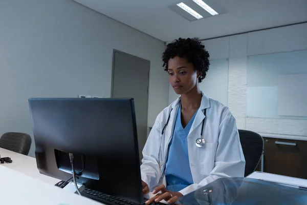 Vista Frontal Doctora Afroamericana Que Trabaja Computadora Escritorio Del Hospital — Foto de Stock