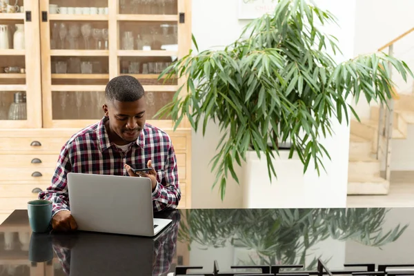 Front Bild Afro Amerikansk Man Pratar Mobiltelefon När Använder Laptop — Stockfoto