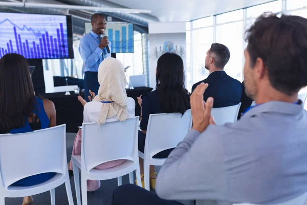 Vooraanzicht Van Mannelijke Spreker Spreekt Business Seminar Tijdens Conference Meeting — Stockfoto
