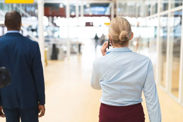 Rear View Caucasian Businesswoman Talking Mobile Phone While Walking Corridor — Stock Photo, Image