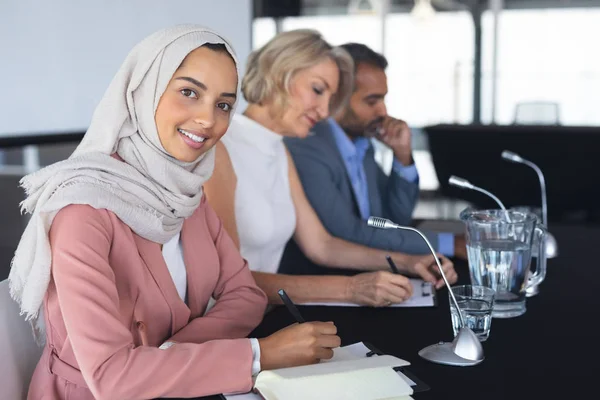 Sidovy Mixed Race Affärskvinna Hijab Tittar Kamera Vid Bordet Konferensen — Stockfoto