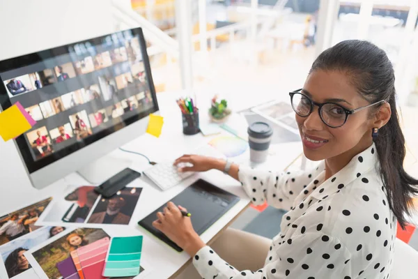 Vista Alto Angolo Felice Designer Grafica Femminile Mista Che Lavora — Foto Stock