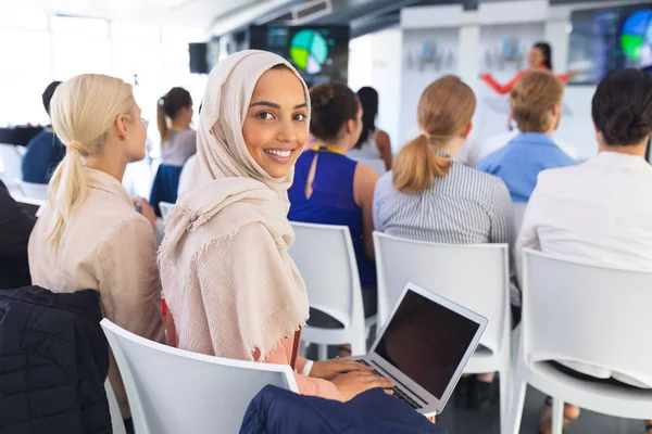 Retrato Feliz Mulher Negócios Caucasiana Usando Laptop Durante Seminário Negócios — Fotografia de Stock