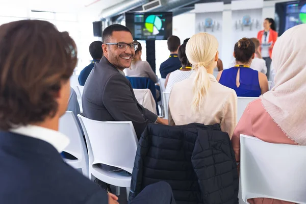 Bakifrån Happy Kaukasiska Affärsman Tittar Kamera Affärs Seminarium Konferens Möte — Stockfoto