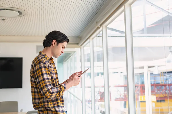 Vista Laterale Bel Pensiero Giovane Dirigente Maschio Caucasico Utilizzando Tablet — Foto Stock