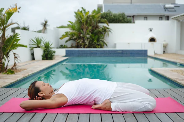Vista Lateral Mujer Mestiza Forma Realizando Pose Yoga Cerca Piscina —  Fotos de Stock