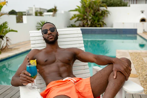 Front View Shirtless African American Man Sunglasses Sitting Cocktail Glass — Stock Photo, Image