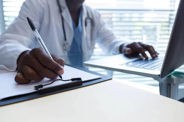 Seção Intermediária Médico Masculino Escrevendo Uma Área Transferência Com Caneta — Fotografia de Stock