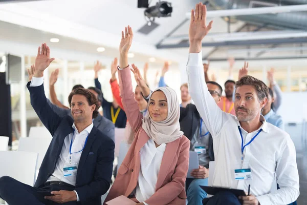 Framsidan Olika Publik Höja Sina Händer Affärs Konferens — Stockfoto