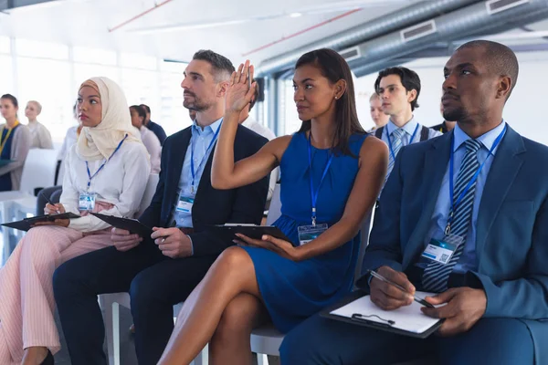 Vista Frontale Diverse Donne Affari Che Alzano Mano Mentre Frequentano — Foto Stock