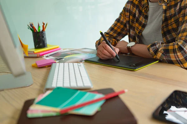 Mid Sectie Close Van Mannelijke Grafisch Ontwerper Met Behulp Van — Stockfoto