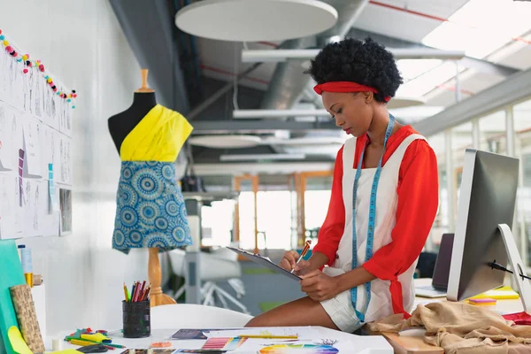 Vista Frontal Hermosa Joven Mujer Raza Mixta Diseñador Moda Escribiendo —  Fotos de Stock