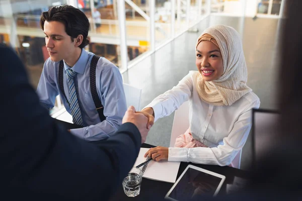 Framsidan Olika Affärspersoner Skakar Hand Med Varandra När Checkar Vid — Stockfoto