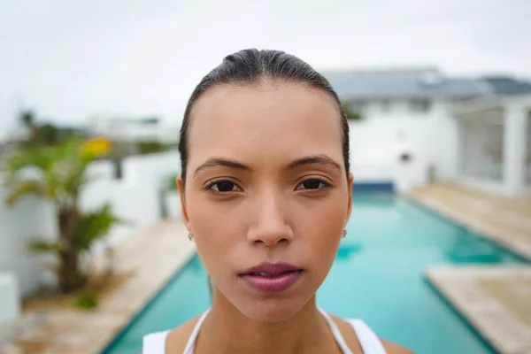 Portrait Gros Plan Une Femme Race Mixte Debout Près Piscine — Photo