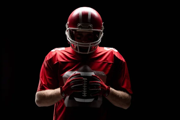 Jogador Futebol Americano Com Capacete Rugby Bola Contra Fundo Preto — Fotografia de Stock