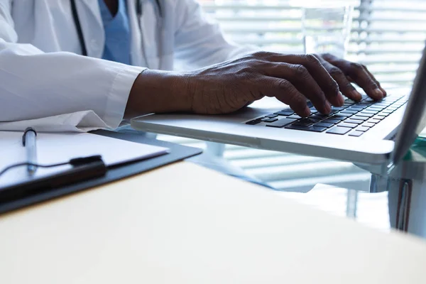 Mittlerer Abschnitt Des Männlichen Arztes Mit Laptop Schreibtisch Krankenhaus — Stockfoto