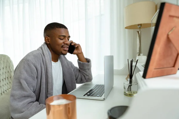 Zijaanzicht Van Afro Amerikaanse Man Praten Mobiele Telefoon Tijdens Het — Stockfoto