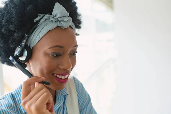 Vista Frontal Feliz Mujer Raza Mixta Ejecutivo Servicio Cliente Hablando — Foto de Stock