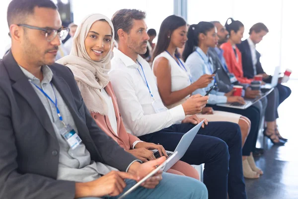 Sidoutsikt Över Olika Affärskvinna Hijab Tittar Kamera Ett Företag Seminarium — Stockfoto