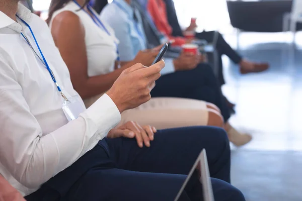 Mid Sektionen Affärsman Med Mobiltelefon Business Seminar — Stockfoto