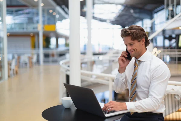 Frontansicht Eines Smarten Kaukasischen Geschäftsmannes Mit Laptop Flur Eines Modernen — Stockfoto