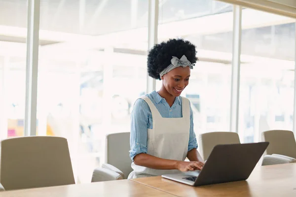 Vooraanzicht Van Happy Young Mixed Race Vrouwelijke Executive Met Laptop — Stockfoto