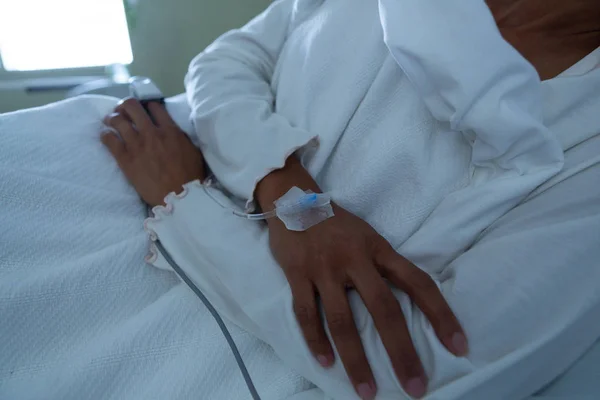 Parte Média Paciente Deitada Cama Enfermaria Ela Tem Perfusão Mão — Fotografia de Stock
