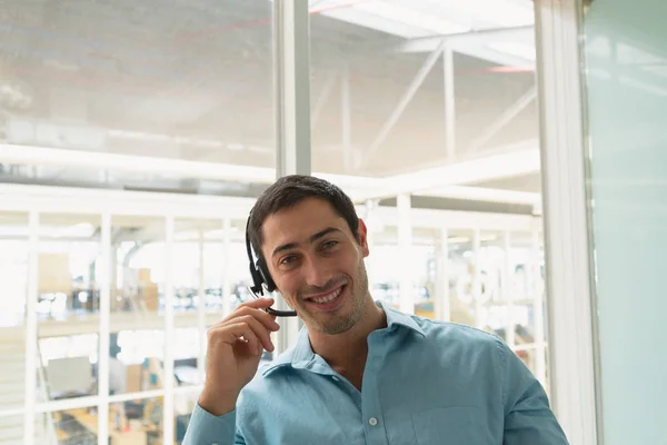 Retrato Feliz Bonito Caucasiano Masculino Serviço Cliente Executivo Falando Fone — Fotografia de Stock