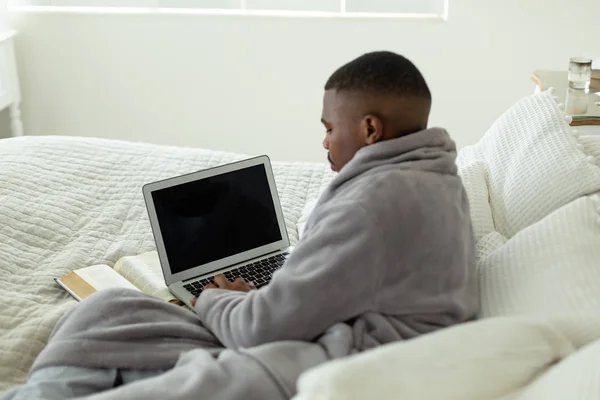 Bakifrån Afro Amerikansk Man Med Hjälp Laptop Medan Liggande Sängen — Stockfoto