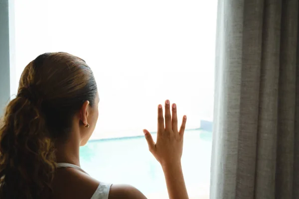 Vista Trasera Mujer Mestiza Reflexiva Mirando Través Ventana Sala Estar —  Fotos de Stock