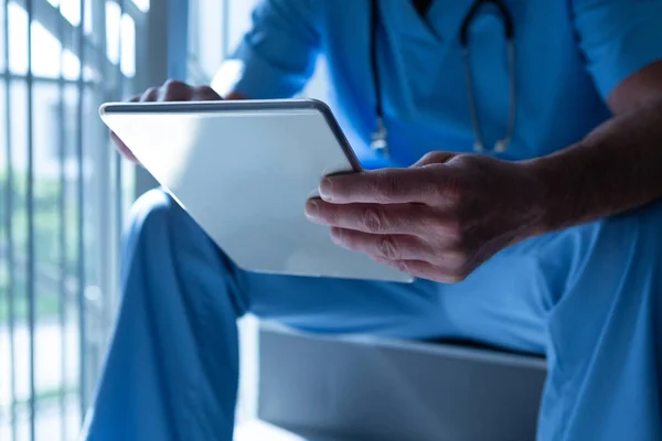 Bagian Tengah Dokter Laki Laki Menggunakan Tablet Digital Saat Duduk — Stok Foto