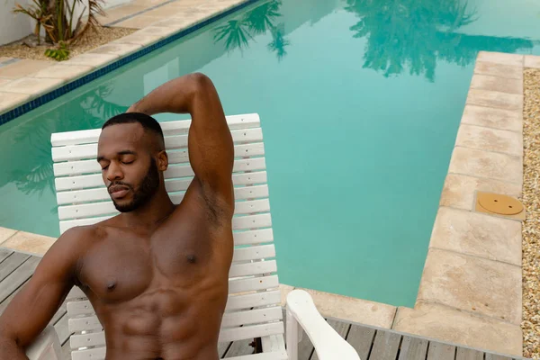 Vista Frontal Homem Afro Americano Sem Camisa Relaxante Com Olhos — Fotografia de Stock