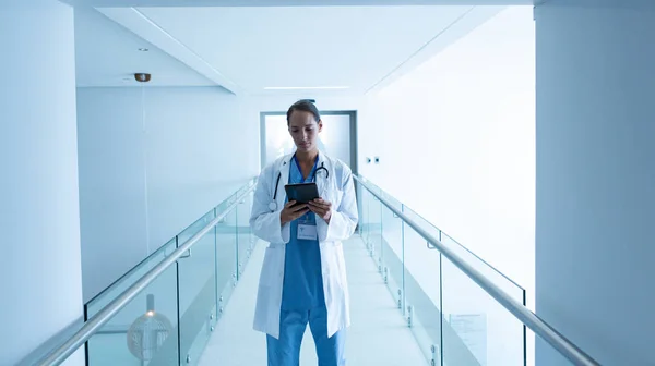 Frontansicht Einer Kaukasischen Chirurgin Mit Digitalem Tablet Auf Dem Krankenhausflur — Stockfoto