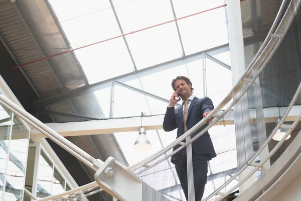 Blick Aus Dem Niedrigen Winkel Auf Einen Gutaussehenden Kaukasischen Geschäftsmann — Stockfoto