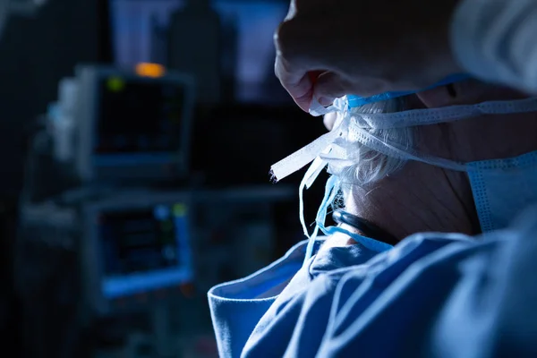 Hastanede Ameliyathanede Ameliyat Maskesi Takan Kafkas Kadın Cerrahın Yan Görünümü — Stok fotoğraf