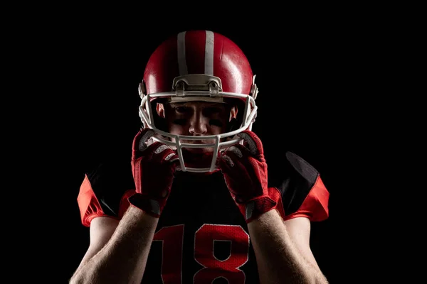 Jogador Futebol Americano Com Capacete Rugby Contra Fundo Preto — Fotografia de Stock