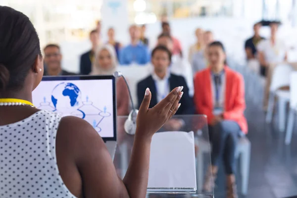 Vista Posteriore Altoparlante Femminile Piuttosto Afro Americano Che Discorso Persone — Foto Stock