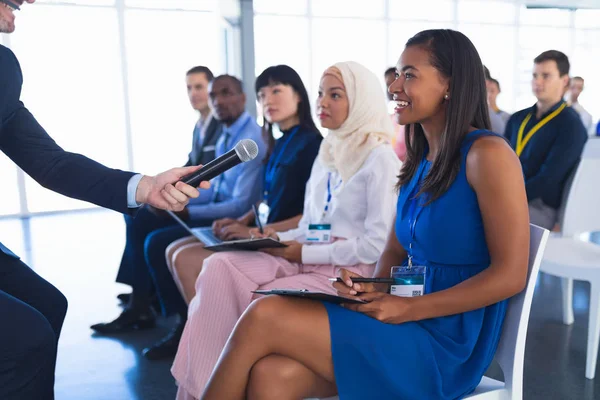 Seitenansicht Eines Kaukasischen Männlichen Redners Der Bei Einem Konferenztreffen Geschäftsfrau — Stockfoto