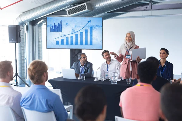 Framifrån Mixed Race Kvinnlig Talare Med Laptop Talar Business Seminarium — Stockfoto