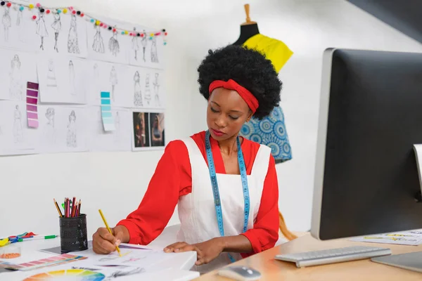 Vooraanzicht Van Mooie Mixed Race Vrouwelijke Modeontwerper Tekenen Van Een — Stockfoto