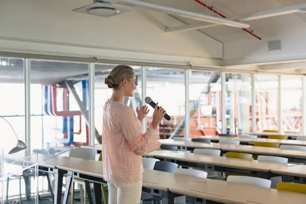 Sidoutsikt Över Vackra Kaukasiska Kvinnliga Verkställande Öva Sitt Tal Konferensrummet — Stockfoto