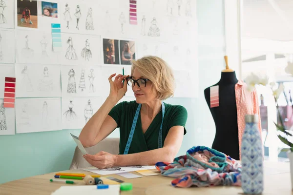 Vooraanzicht Van Mooie Blanke Vrouwelijke Modeontwerper Kleur Schaduw Controleren Een — Stockfoto