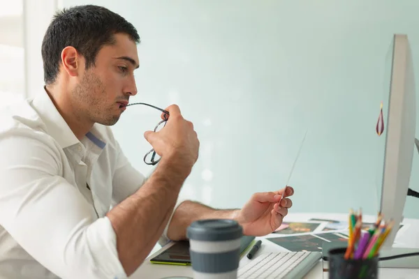 Vista Lateral Del Reflexivo Joven Diseñador Gráfico Masculino Caucásico Mirando — Foto de Stock